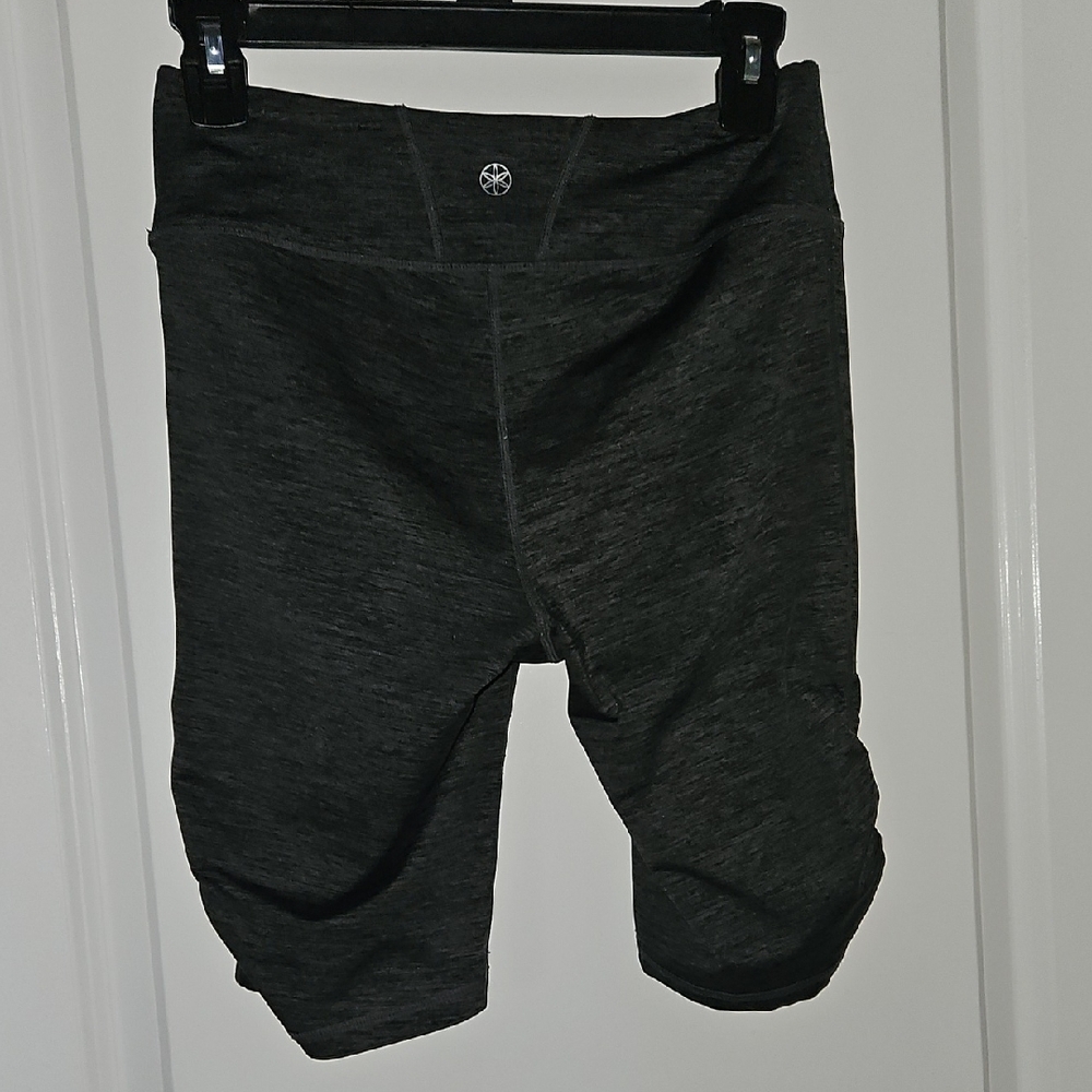 GAIAM Dark Gray Capri Leggings